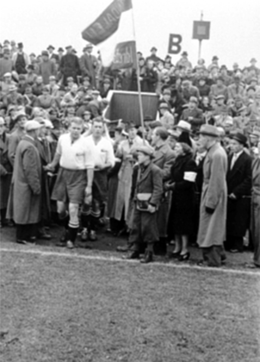 Anno Domkirkeodden, BRISKEBY GRESSBANE, ÅPNINGSKAMP I 1938, FOTBALLKAMP MELLOM MJØNDALEN OG FREDRIKSTAD, PUBLIKUM