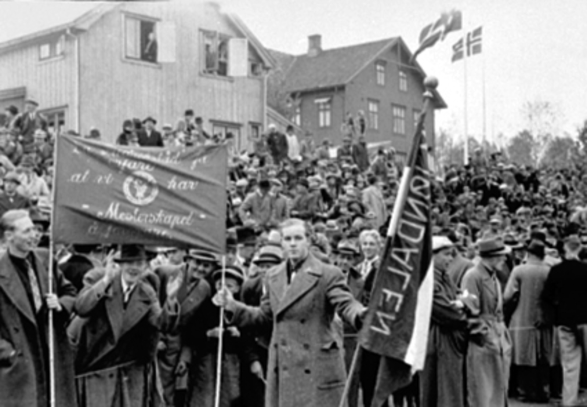 Anno Domkirkeodden, BRISKEBY GRESSBANE, ÅPNINGSKAMP PÅ BRISKEBY I 1938, FOTBALLKAMP MELLOM MJØNDALEN OG FREDRIKSTAD, PUBLIKUM VENTER