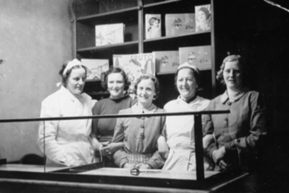 Anno Domkirkeodden, INTERIØR BAKERI, BAKER JOHANNESSEN I STRANDGATA 15, GRUPPE 5 KVINNER, BETJENING, FRA VENSTRE: DAGNY AAS, ANNIE BJØRNSTAD, MAGDA OLSEN, VALBORG NORDBY, GUDRUN BJØRNSTAD, FREIA KONFEKT