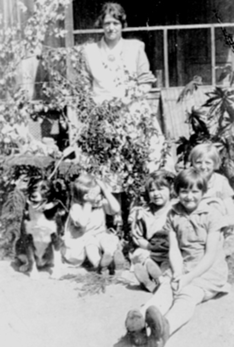 Anno Domkirkeodden, GRUPPE 4 JENTER: INGRID MYHRVOLD, NORA MYHRVOLD, ANNIE BJØRNSTAD OG GUDRUN BJØRNSTAD, HUNDEN: BAMSE, BAK: BETZY FRIIS, BAKGÅRDEN I LIBERGGÅRDEN.