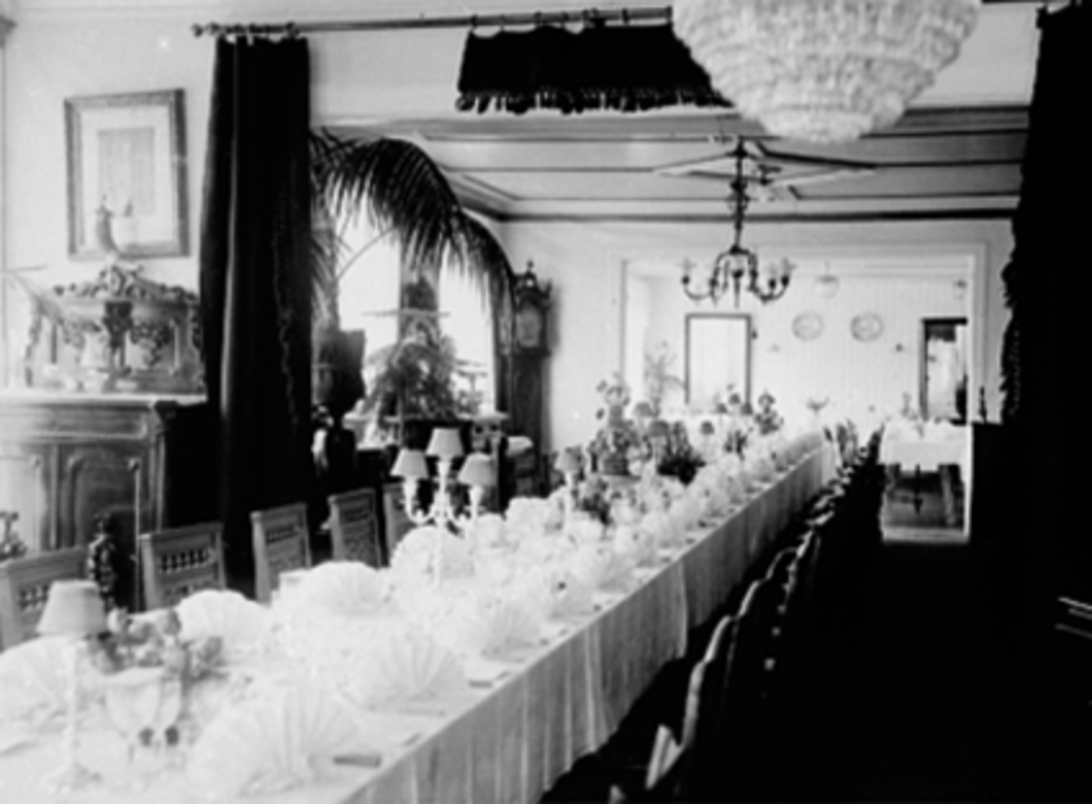 Anno Domkirkeodden, INTERIØR VICTORIA HOTEL, DEKKET LANGBORD TIL TRAVLØPSMIDDAG I SPISESALEN