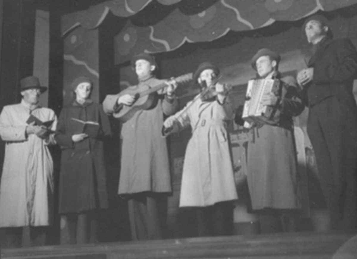 Anno Domkirkeodden, MARTENSREVY 1947, A. S. BONDEGULL, 6 SKUESPILLERE, SCENE, MUSIKKINSTRUMENT: FRA VENSTRE: OVE KRAFT-LUND, EVA KLØVSTAD, IVAR PLATOU, TRYGVE GISSA HAUG, ARVID HUSE, ERLING EMILSEN