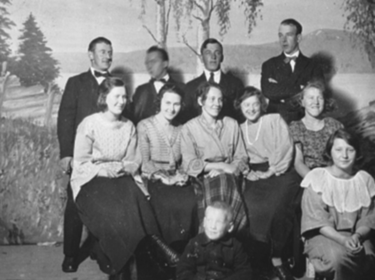 Anno Domkirkeodden, HØSTREVY, GRUPPE 10 SKUESPILLERE: FORAN: ARVID ARNESEN, REKKE 1 FRA VENSTRE: ELIDA RØNNING, OLGA THORESEN, GUDRUN ARNESEN, MARGIT KOPPANG, VALBORG HAGFELT, MARGOT ELFSTEDT, BAK FRA VENSTRE: IVAR ERIKSEN, CARL HAAVE, PEDER PEDERSEN, ADOLF ARNESEN