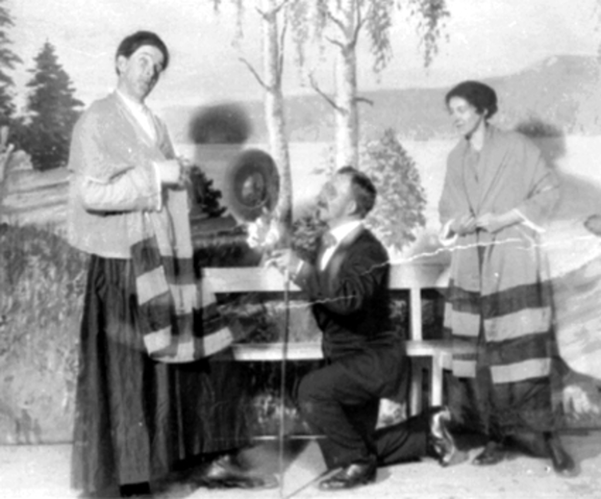 Anno Domkirkeodden, HØSTREVYEN 1923, HAMAR PARK, 3 SKUESPILLERE, FRA VENSTRE: ADOLF ARNESEN, PEDER PEDERSEN OG GUDRUN ARNESEN