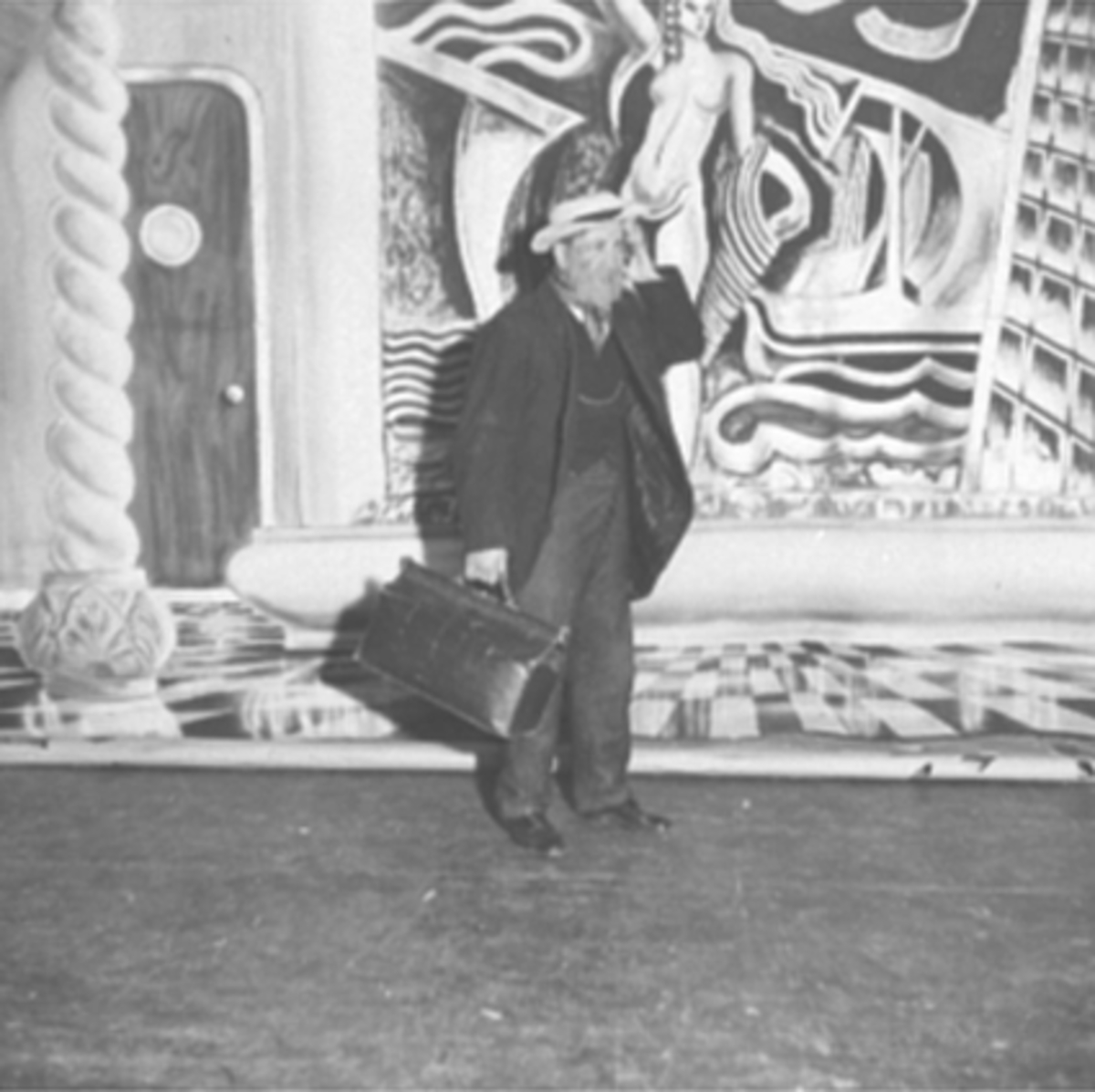 Anno Domkirkeodden, HAMAR FESTLOKALER 1936, FESTIVITETEN, REVY-PER, "SNIPERUD HAR KOMMET PÅ UKJENT HOTELL. KULISSENE ER FRA EN OSLO REVYS OPPSETTING.