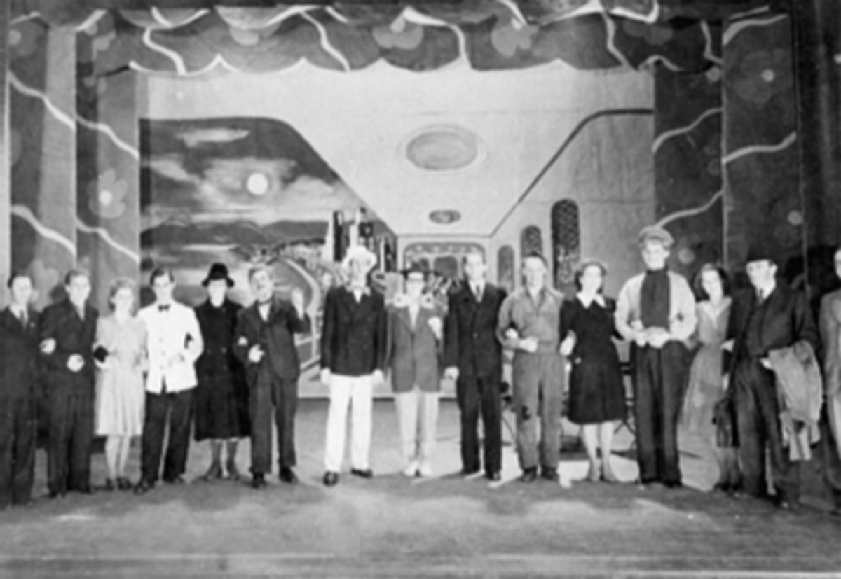 Anno Domkirkeodden, MARTENSREVYEN: A. S. BONDEGULL, GRUPPE :15 SKUESPILLERE FRA VENSTRE: TRYGVE GISSA HAUG, ARVID HUSE, AUDHILD OG LASSE LAURITZEN, RANDI NORMANN, REVY-PER: PEDER PEDERSEN, ROLF STENSRUD, EVA KLØVSTAD, ERLING EMILSEN, GUNNAR ARNESEN, TORBJØRG PEDERSEN, IVAR PLATOU, GERD HAUGÅSEN, OVE KRAFT LUND OG TRYG…