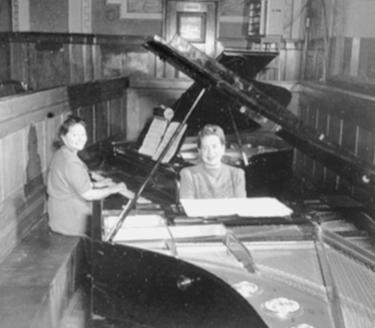 Anno Domkirkeodden, MARTENSREVYEN: A. S. BONDEGULL, I ORKESTERGRAVA PÅ FESTIVITETEN FRA VENSTRE: GURI LENTH, LILLEMOR EKLAND-BAKKEN, FLYGEL