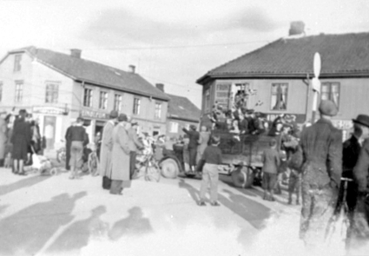 Anno Domkirkeodden, TORGGATA, TRIANGELEN, FREDSDAGENE MAI 1945, LASTEBILER MED MYE FOLK