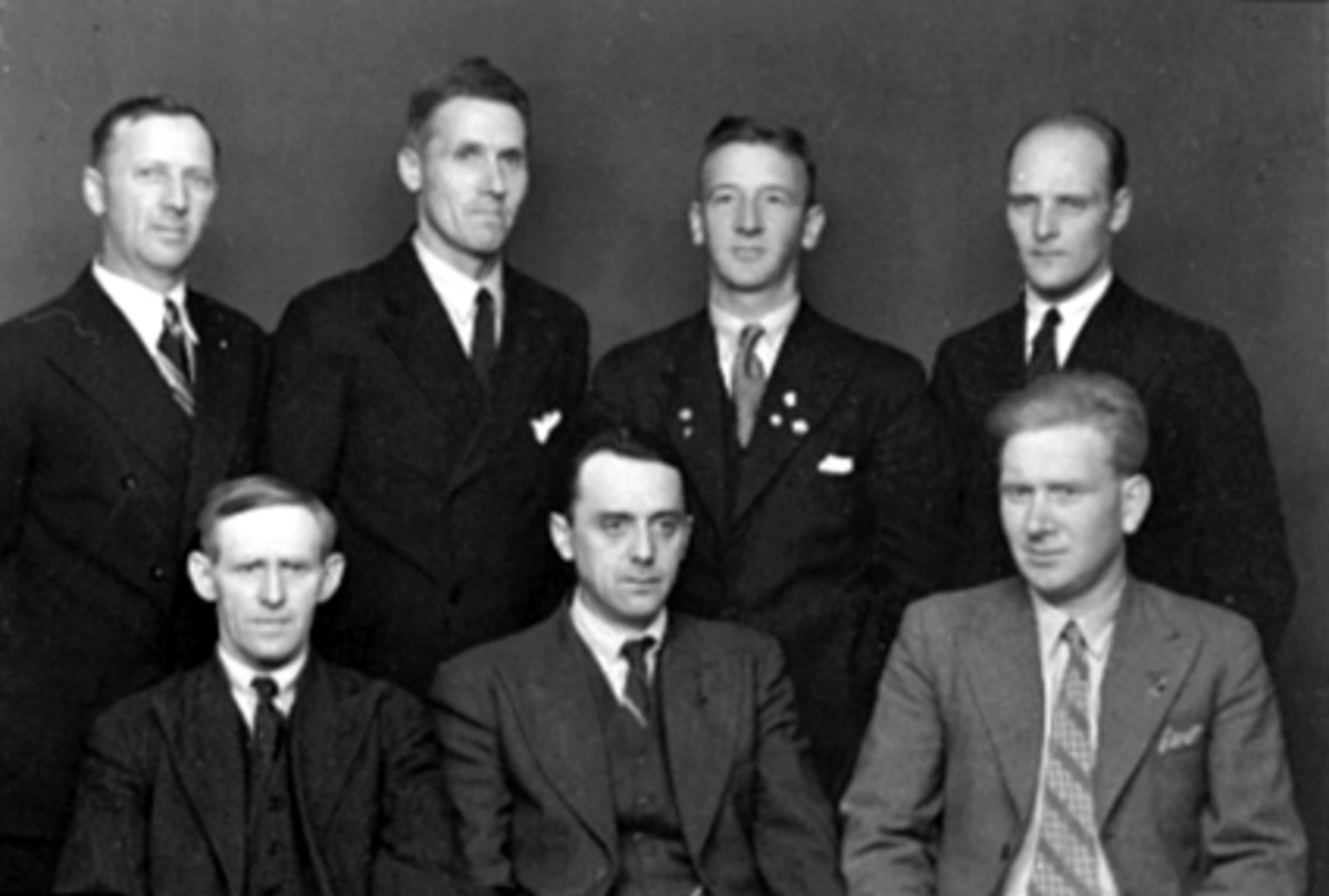 Anno Domkirkeodden, GRUPPE 7 MENN, STYRET I BYGNINGSARBEIDERNES FORENING, FAGFORENING, FORAN FRA VENSTRE: TØMMERMANN MARTIN BLYSTAD, ELEKTRIKKER OLE BLYSTAD, BLIKKENSLAGER PER NORD, BAK FRA VENSTRE: TØMMERMANN MARTIN SOLHEIM, MURER JOHAN ANDREASSEN, ARNE OLSEN, MALER OSKAR ALM