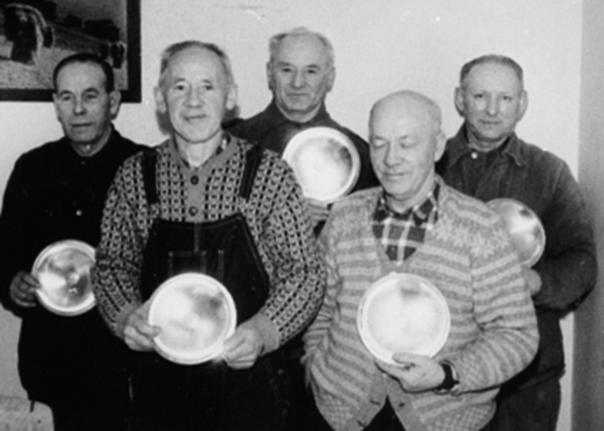 Anno Domkirkeodden, GRUPPE 5 ARBEIDERE VED KORNSILOEN, 25 ÅRSJUBILEUM, TINNFAT: HJALMAR EKSTRØM, EINAR PAULSEN, ASBJØRN PAULSEN, OLAF RICHARDSEN OLAF OLSEN