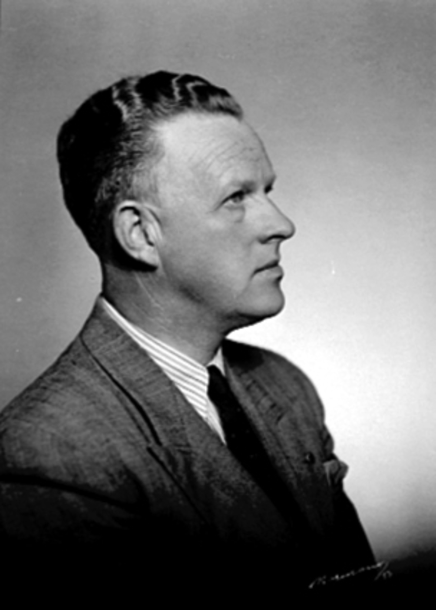 Anno Domkirkeodden, PORTRETT GUNNAR KNUDSEN 1903 - 1993, INNEHAVER AV GRAND OG VICTORIA HOTEL SAMMEN MED SIN MOR
