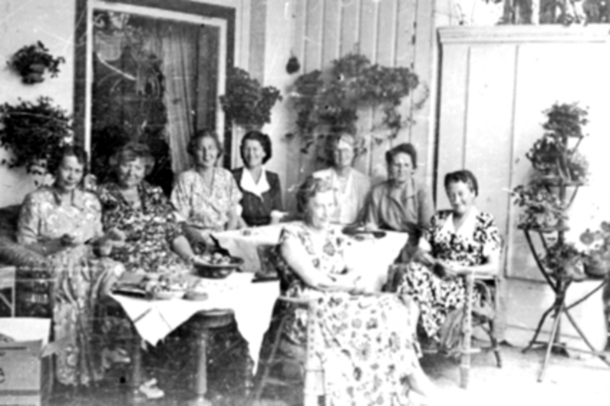 Anno Domkirkeodden, GRUPPE 8 DAMER, FREDENSBORG, FRA VENTSRE: HULDA MODIG, RAGNY GRØNDAHL, DAGNY RØLLES, NELLY HANTHO, ERLY PEDERSEN, GURI HOLTE, SIGNE LARSEN, FORAN: MARY HAGEN