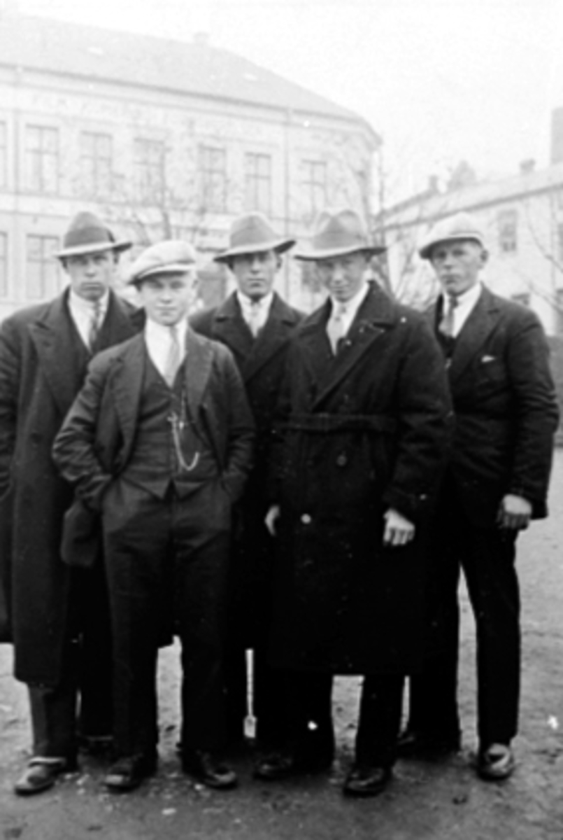Anno Domkirkeodden, GRUPPE 5 UNGE MENN FRA ILSENG PÅ HAMARMARTEN, TIL H: ARTHUR GRØNVOLDEN,