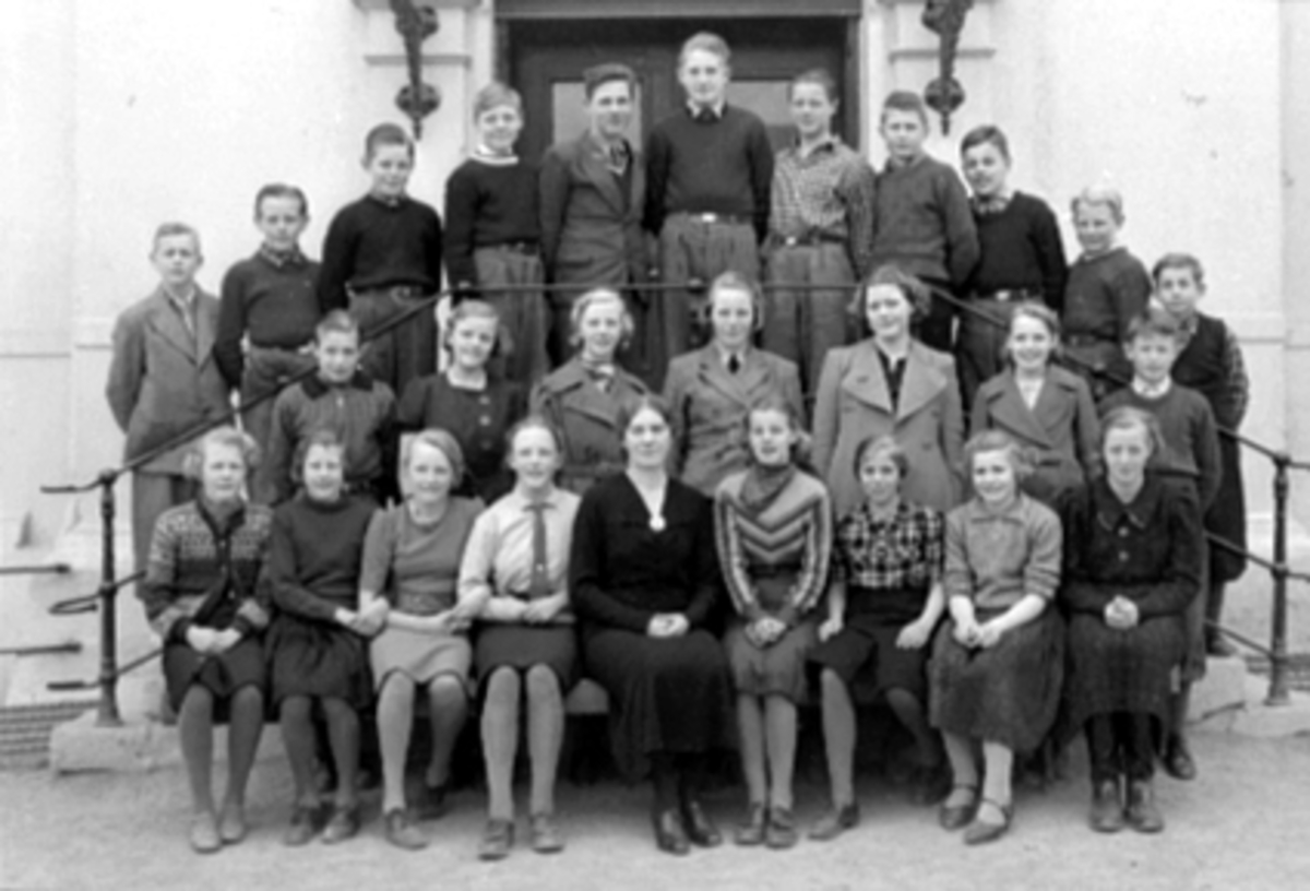 Anno Domkirkeodden, GRUPPE 27 SKOLEKLASSE MED LÆRERINNE, MIDTBYEN SKOLE,