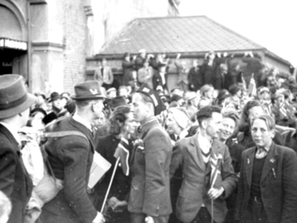 Anno Domkirkeodden, STOR FOLKEMENGDE, GRINIFANGER KOMMER HJEM ETTER KRIGEN, HAMAR JERNBANESTASJON, FREDSDAGENE MAI 1945.