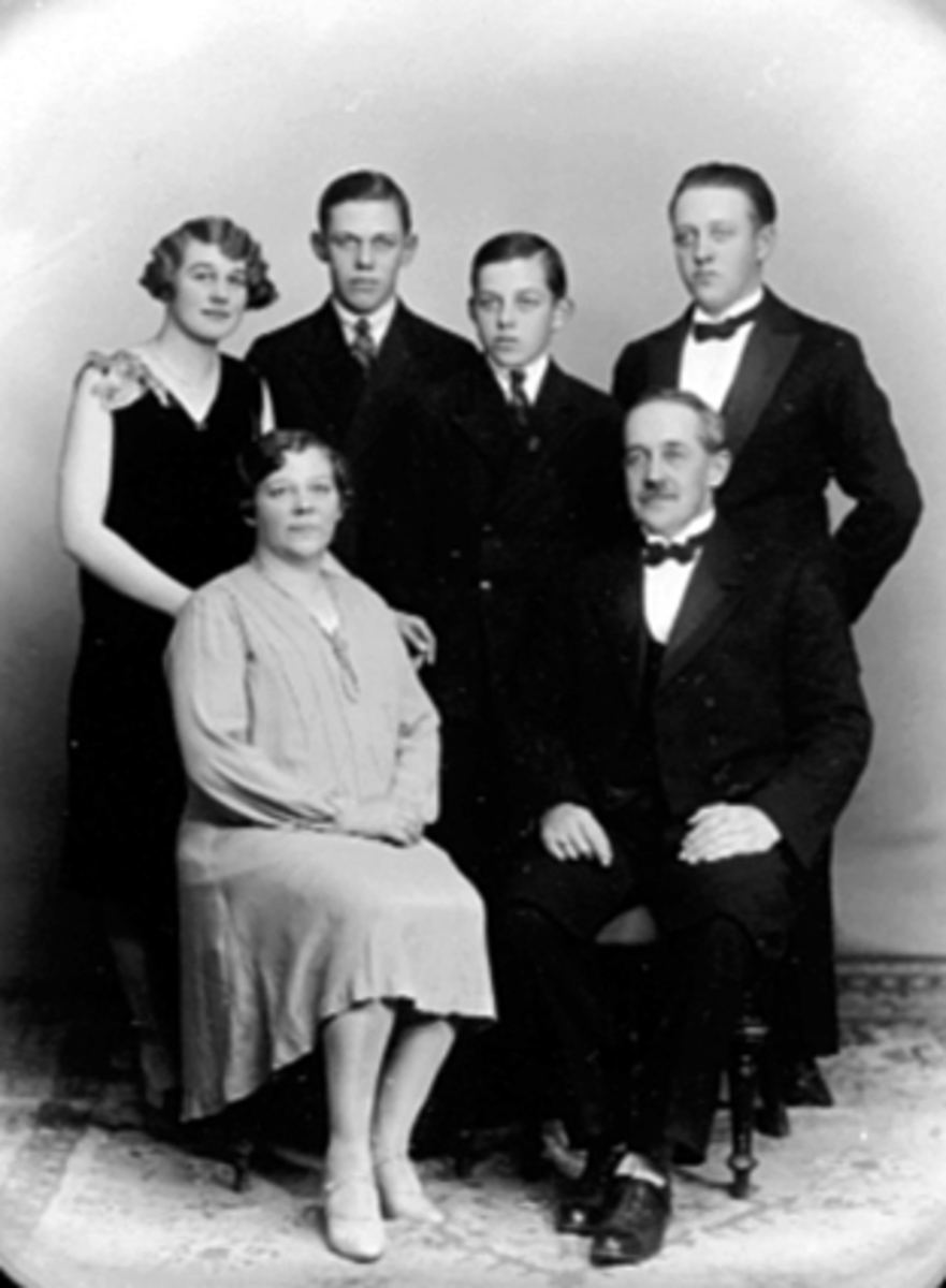 Anno Domkirkeodden, GRUPPE 6 FAMILIEN TANGEN, FORAN FRA VENSTRE: AGNETHE TANGEN, OLAF TANGEN, BAK BARNA: ASTRID, MIKAEL, ODDVAR, BJARNE TANGEN