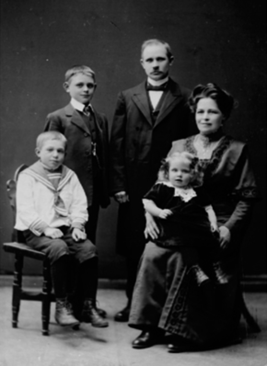 Anno Domkirkeodden, FAMILIEGRUPPE 5, FRA VENSTRE: JOHAN HOEL, ARTHUR HOEL, SKREDDER MARTIN HOEL, KAROLINE HOEL OG KIRSTEN HOEL PÅ FANGET