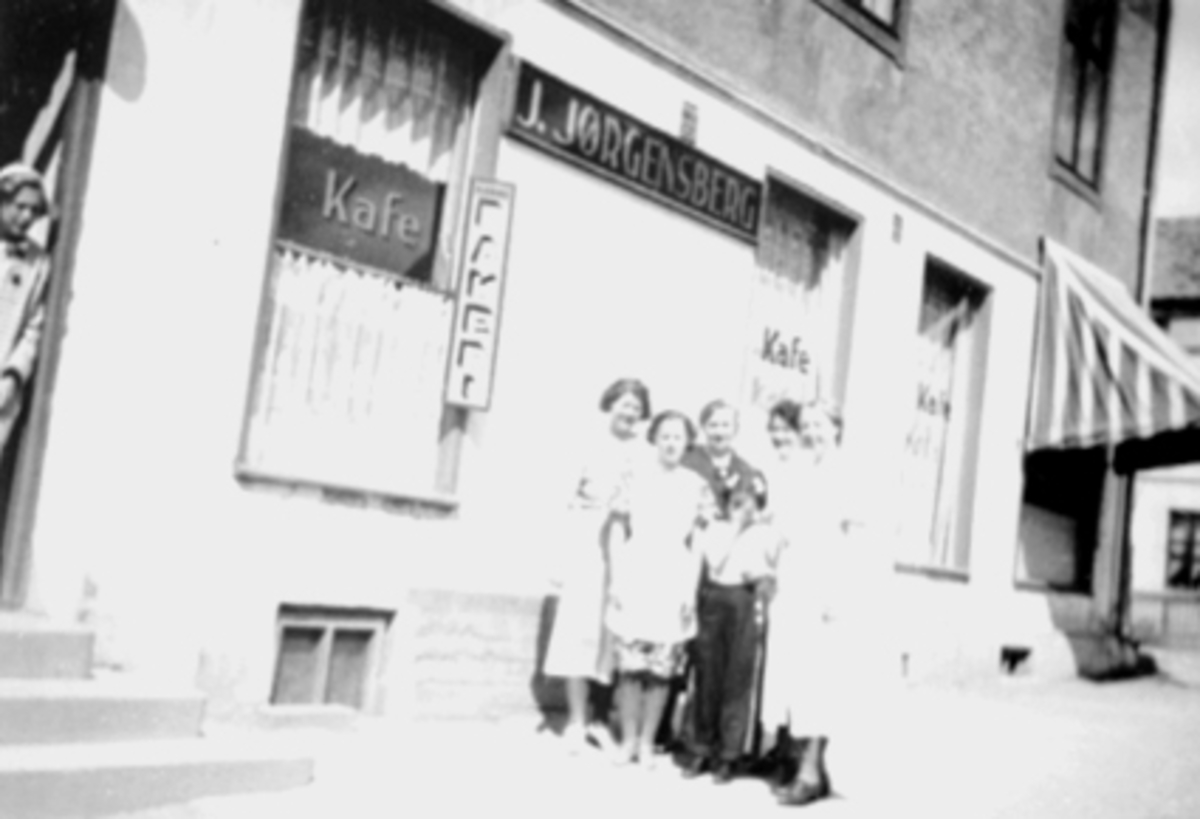 Anno Domkirkeodden, JULIE JØRGENSBERGS KAFE OG BAKERI, HOLSETGATA 19, GRUPPE 5 DAMER FORAN