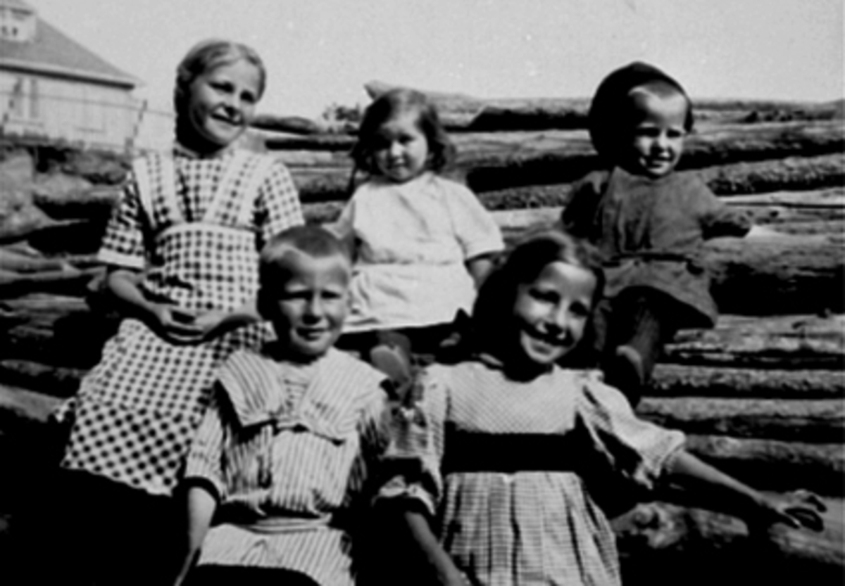 Anno Domkirkeodden, Gruppe 5, barn. Foran f.v. Paul Holden, Gunvor Holden. Bak f.v. Margit Holden, Ida Holden f. 1910, Arne Holden.