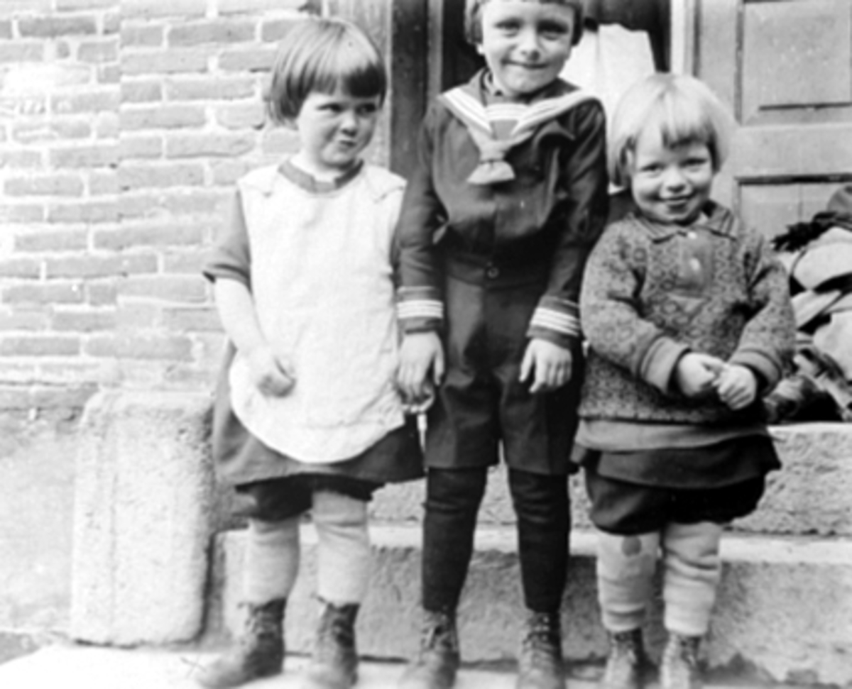 Anno Domkirkeodden, Granberggården, Storhamargata 24, Hamar. Gruppe 3, barn, .v. Ada Thorud, Per Solheim, Astrid Solheim. barneklær, matrosdress.