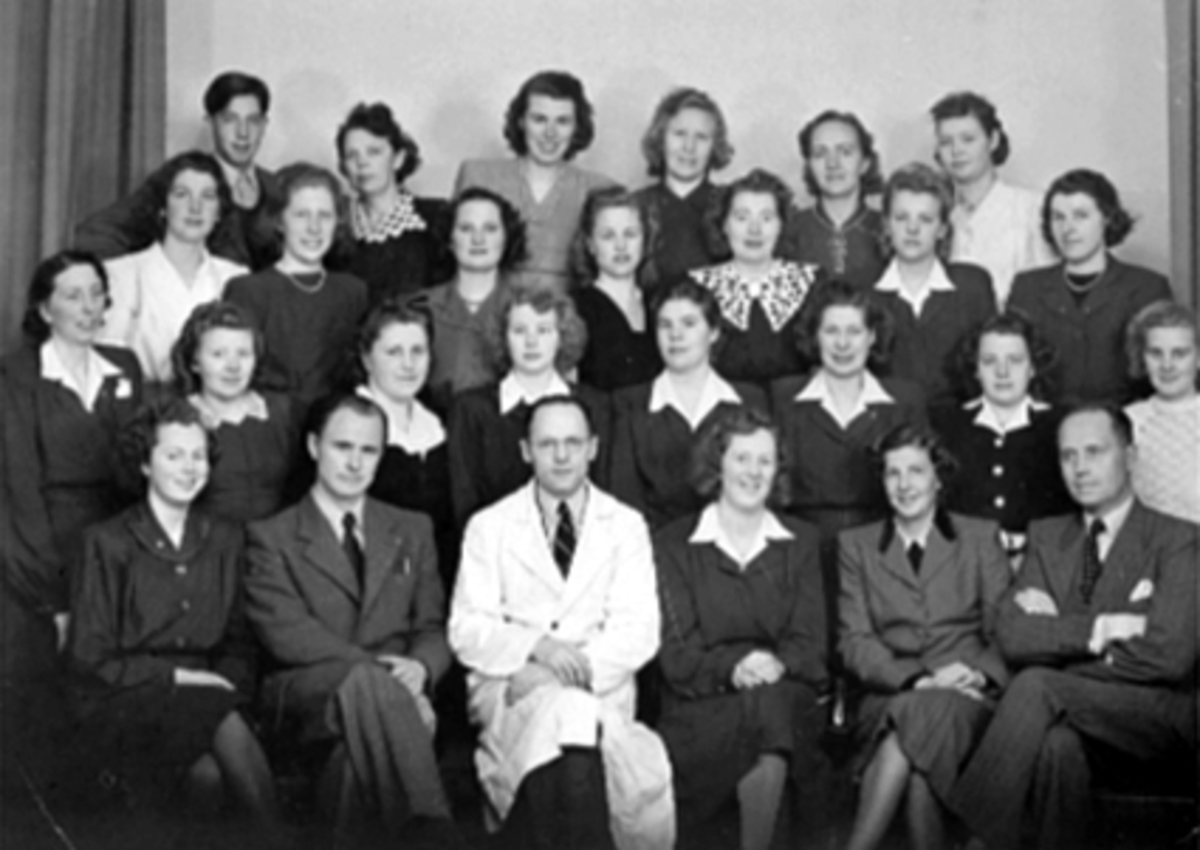Anno Domkirkeodden, Erling Vold, Strandgata 21, Hamar. Ansatte 1948. Funksjonærer, sydamer, 1. rekke f.v. Karen Elisabeth Moen, Erling Haave, Martin Brynhildsvoll, Ruth Bugaard, Randi Vold, Erling Vold. 2.rekke f.v. Magna Sundal, Rakel Andersen, Gunvor Strand Høiby, Else Kristiansen, Gerd Kristiansen, Ruth Johnsen, Gr…