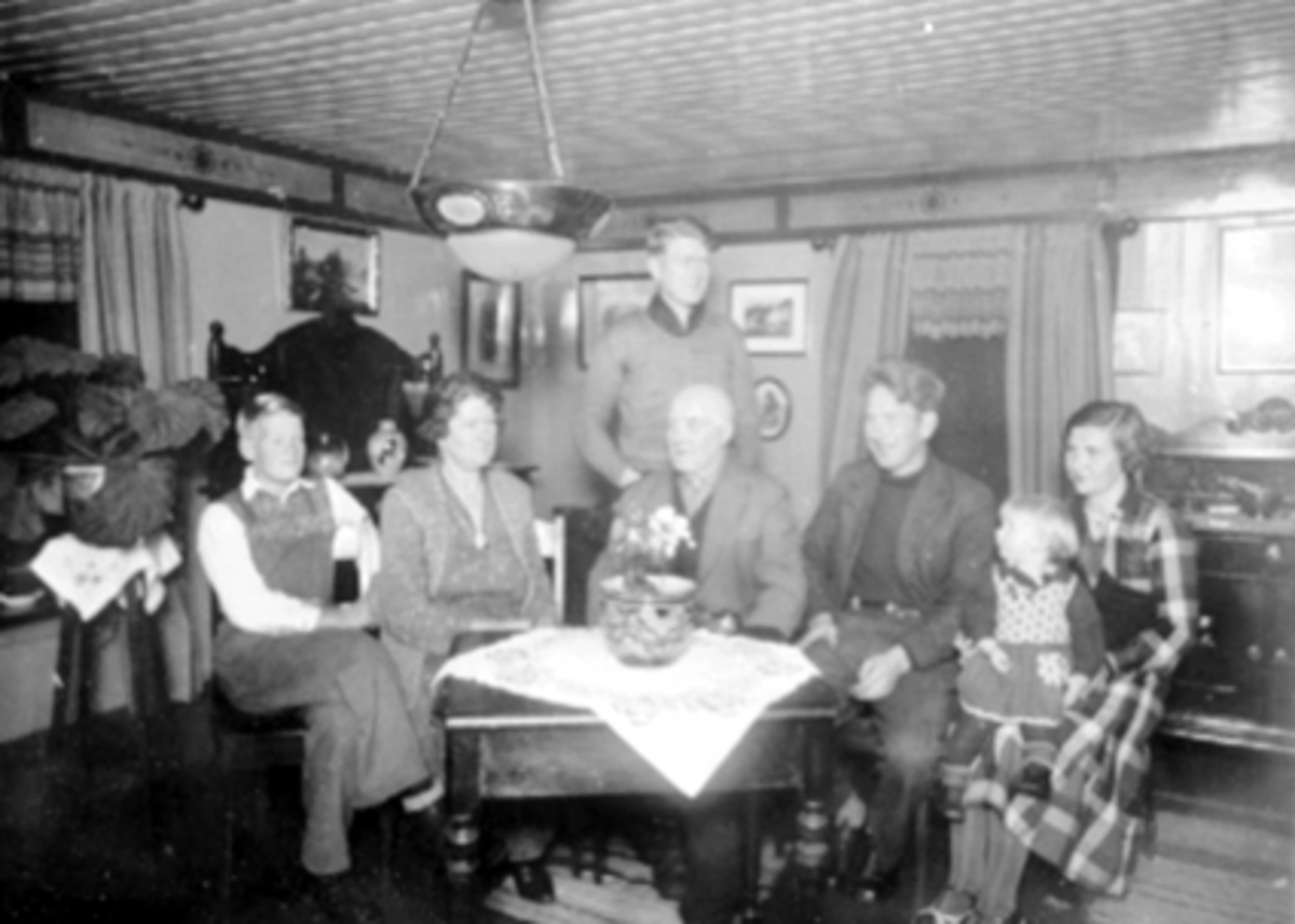 Anno Domkirkeodden, Platous gate 21, Hamar, interiør stue. F.v. Ottar Nord, Inga Nord, Knut Nord, Per Nord, Gina Nord med Karin Nord på fanget, bak Ivar Nord.