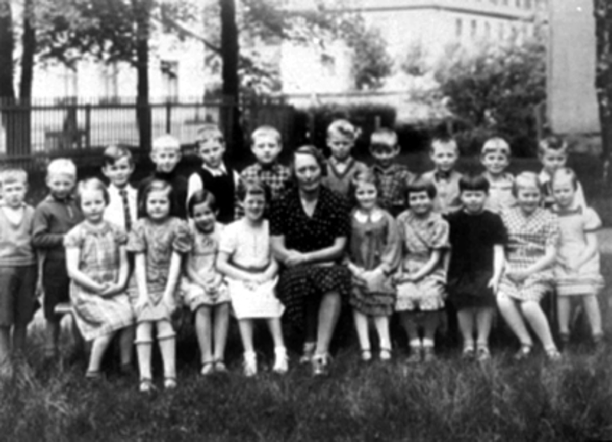 Anno Domkirkeodden, Hamar Folkeskole, Midtbyen skole, 1. klasse 1938. rekke f.v. Rigmor Lindstad, Else Marie Hansen, Solveig Hagelund, Bjørg Hagen, lærer Jenny Knutsen, Gerd Synnøve Sagsveen, Åse Holter, Karin Asla, Birgit Nilsen, Else Marie Hansen. 2. rekke f.v. Egil Moe, Edgar Nilsen, Olav Christie, Paul Volden, Fri…
