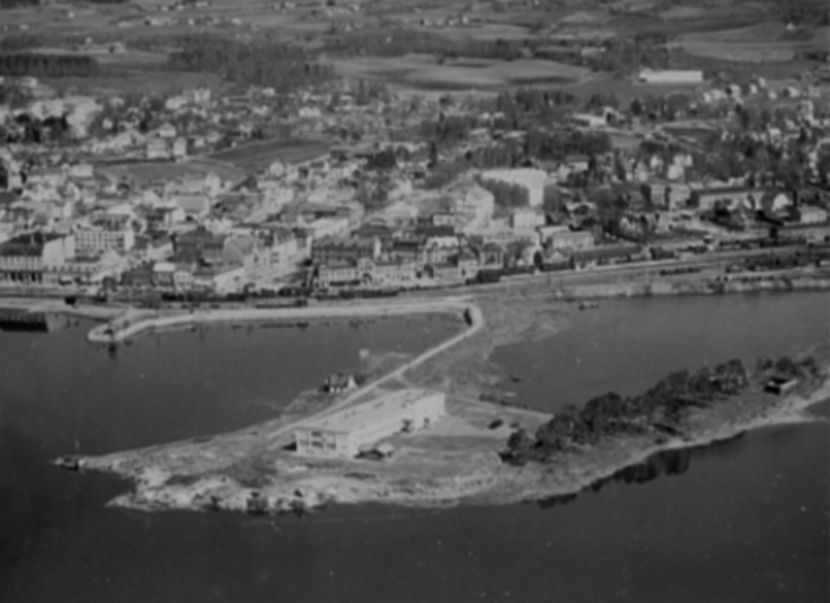 Anno Domkirkeodden, FLYFOTO, TJULVHOLMEN MED O. KIRKEBYE OG SØNNER A. S. LÆRFABRIKK, HAMAR BY