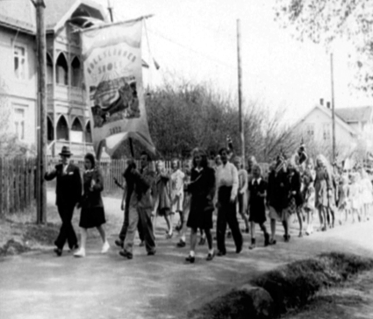 Anno Domkirkeodden, 17 MAI SKOLETOG, ROLSLØKKEN SKOLE MED FANE FORAN HOLSETGATA 72
