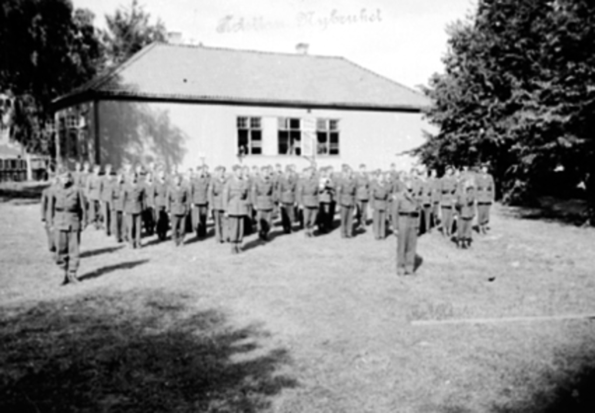 Anno Domkirkeodden, GRUPPE MILITÆRE OPPSTILT, 4 KOMPANI DISTRIKT 25, FORAN BRAKKA I HAGEN PÅ LÆRERSKOLEN, MINNESTUND FOR GUNNAR SOLHEIM SOM FALT VED DISENBRUA