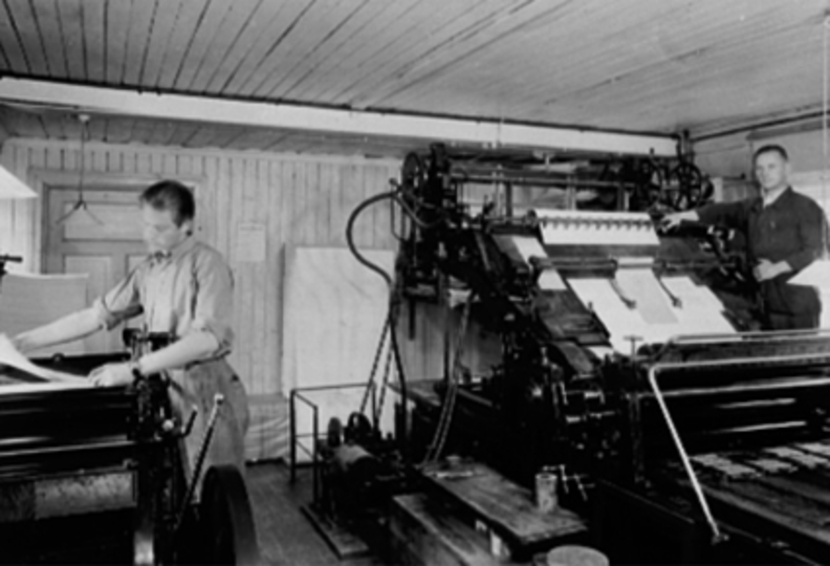 Anno Domkirkeodden, INTERIØR NORSK SKOLETIDENDES BOKTRYKKERI, 2 TRYKKERIARBEIDERE, SETTER OG TRYKKER, GRØNNEGATA 102