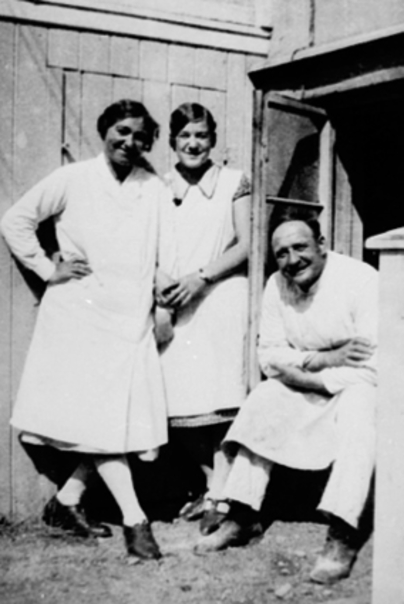 Anno Domkirkeodden, Bakeri, baker, på Ankerløkka, Hamar. F.v. Alice Hoel, Ruth Hoel, baker Anders Hoel.