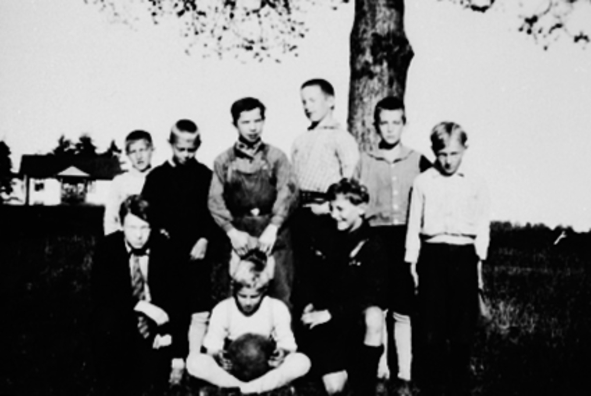 Anno Domkirkeodden, GRUPPE 9 GUTTER FRA KRONBORG, BARNELEK, FOTBALLAGET VIKING, FORAN FRA VENSTRE: BIRGER STRANDLIE, IVAR PEDERSEN, OSKAR ANDERSEN, BAK FRA VENSTRE: AUDUN ØGRIM, MAGNE PEDERSEN, SIGURD SYVERSEN, ODDVAR LARSEN, ODD HEGGELUND, MARTIN STRANDLIE