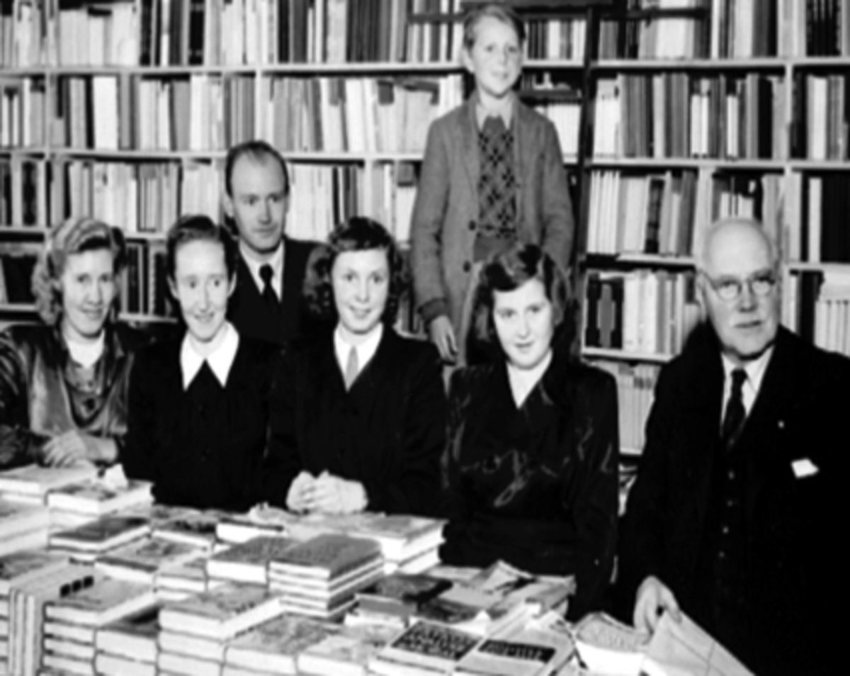 Anno Domkirkeodden, STØKKENS BOKHANDEL 100 ÅR, PERSONALET, ANSATTE: FRA VENSTRE: FRK. LØVLIEN, FRK. RØDDESNES, BAK: HANS CHRISTIAN STØKKEN, FRK. MARKENG, BAK: KJELL SÆTHER, FRK. NORDVI OG BOKHANDLER STØKKEN, STRANDGATA 13