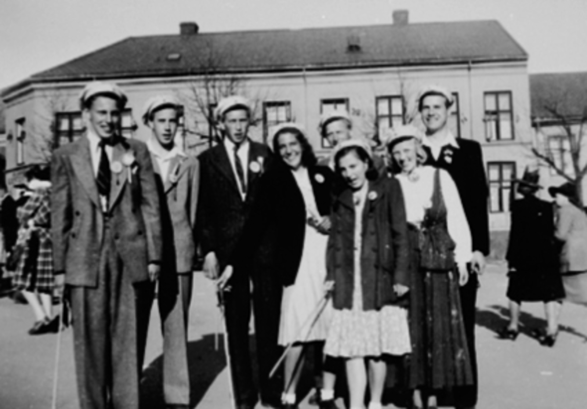 Anno Domkirkeodden, GRUPPE 8 GRØNNRUSS, 2 ÅRIG MIDDELSKOLE, FRA VENSTRE: PER MONSRUD, ROLF KILDE, MICHAEL SLÅTTSVEEN, GERD HAGEN, KÅRE LILLEVOLD?, JOHANNA FJØSNE, ASTRID JOHANSEN, EINAR SKATTUM