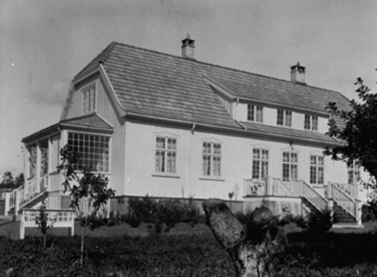 Anno Domkirkeodden, EKSTERIØR: HOVEDBYGNINGEN AJER GÅRD, ALUVEGEN 91