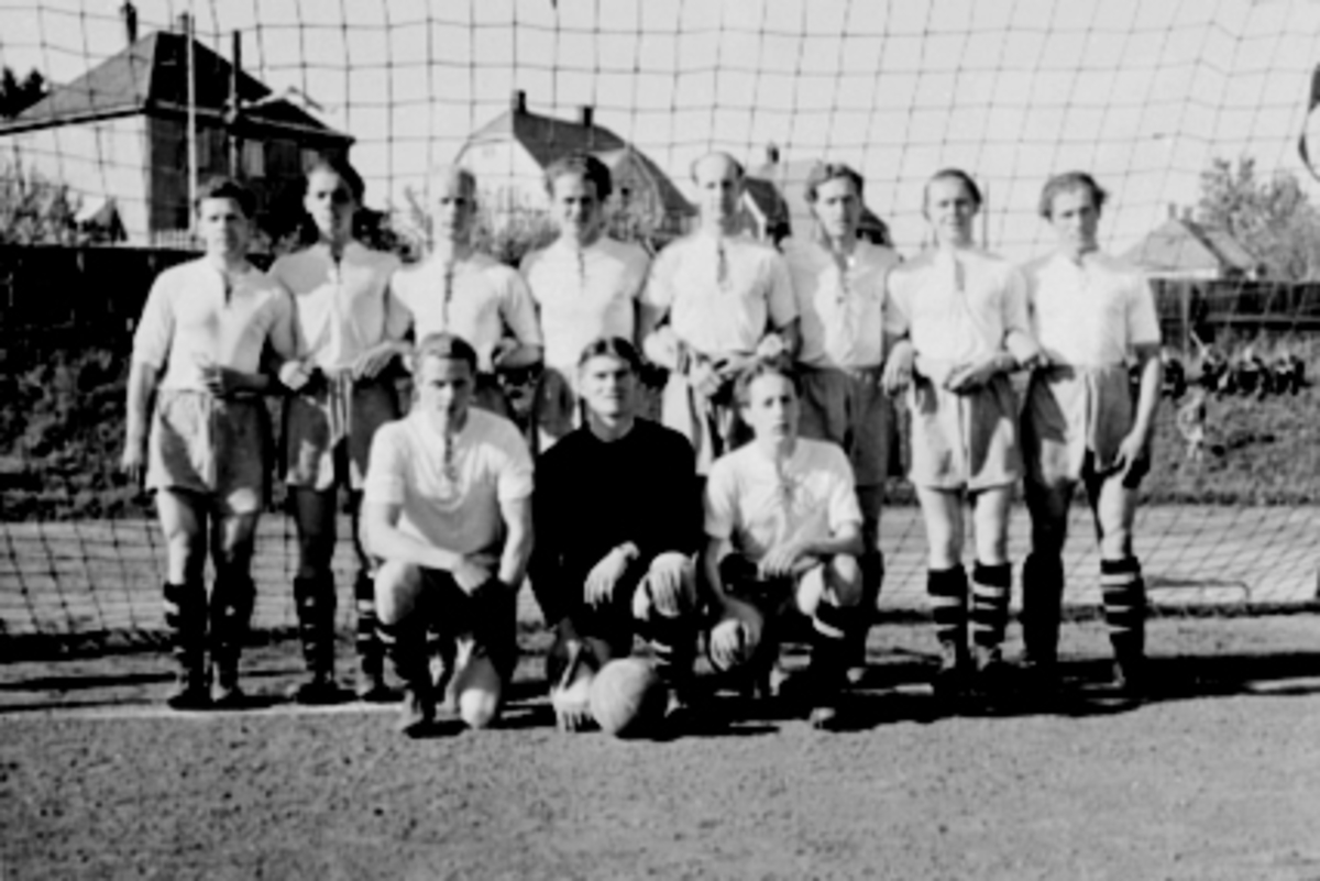 Anno Domkirkeodden, IDRETTENS DAG 1945, HAMAR STADION, GRUPPE 11 FOTBALLSPILLERE, BRISKEBY FOTBALLAG 1945, BAK FRA VENSTRE: MICHAEL GRØNBERG, KRISTIAN JØRGENSEN, SVERRE SIMENSEN, ERLING MOEN, ALFRED TANGEN, ARVE NORDGÅRD, JENS NORMANN HAGEN, TRYGVE MARTINSEN, FORAN FRA VENSTRE: HÅKON SVENDSEN, HELGE JOHNSTAD, ÅGE LANG…