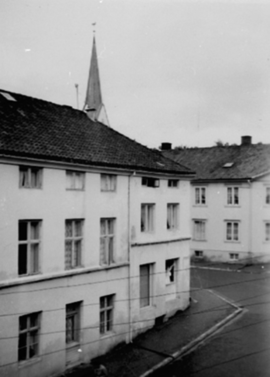Anno Domkirkeodden, EKSTERIØR: BEKKEGATA - GRØNNEGATA, BEBYGGELSEN I TORGGATA 102 OG 104