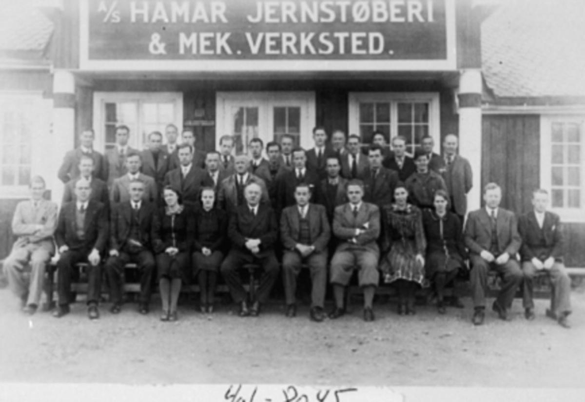Anno Domkirkeodden, HAMAR JERNSTØPERI, GRUPPE KONTORANSATTE VED HAM-JERN VÅREN 1940. 1 REKKE FRA VENSTRE: BUCH IANKE, ERLING, LANGBALLE, REIDAR, S. RUD, GERD, BØHMER KIIL, ELSA, KREFTING, JOHAN (EN AV STIFTERNE FRA 1895, TIDLIGERE DIREKTØR)HØYLUND, ALF (DIREKTØR), PAUS, BERNHARD (KONTORSJEF), BERG, LISBETH, BLYSTAD, A…