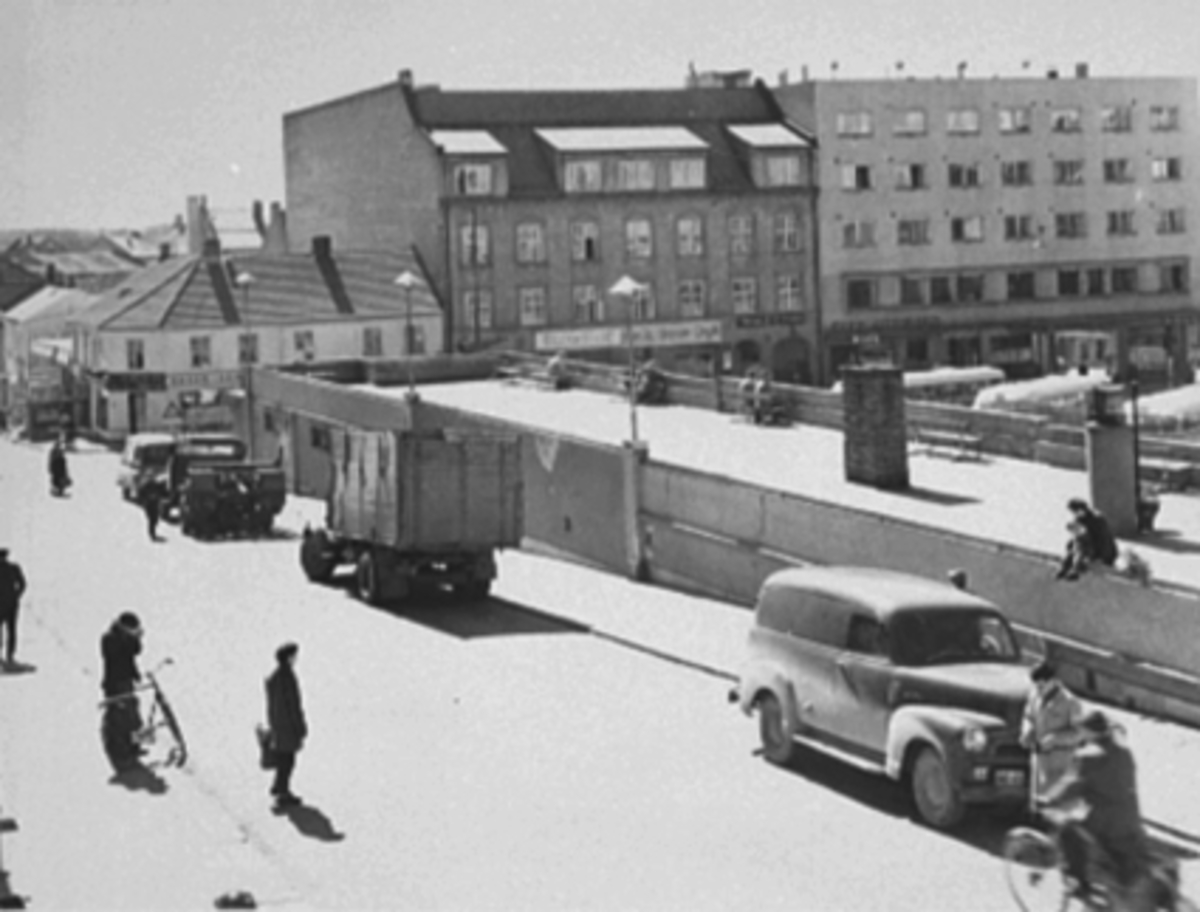 Anno Domkirkeodden, GRØNNEGATA 34, VANGSVEGEN 23, "RUTEBILTAKET", TRAFIKK. Nærmeste bil: Chevrolet 1954 panel delivery (varevogn på lett lastebilunderstell).