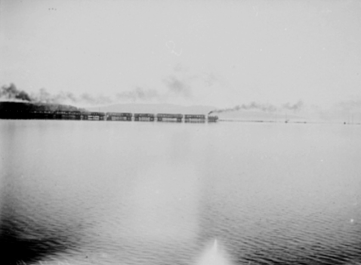 Anno Domkirkeodden, STORFLOMMEN I MJØSA 1927, VANNSTAND 8, 31, TOG NR. 62 OVER ÅKERSVIKA, LOKOMOTIV MED VOGNER