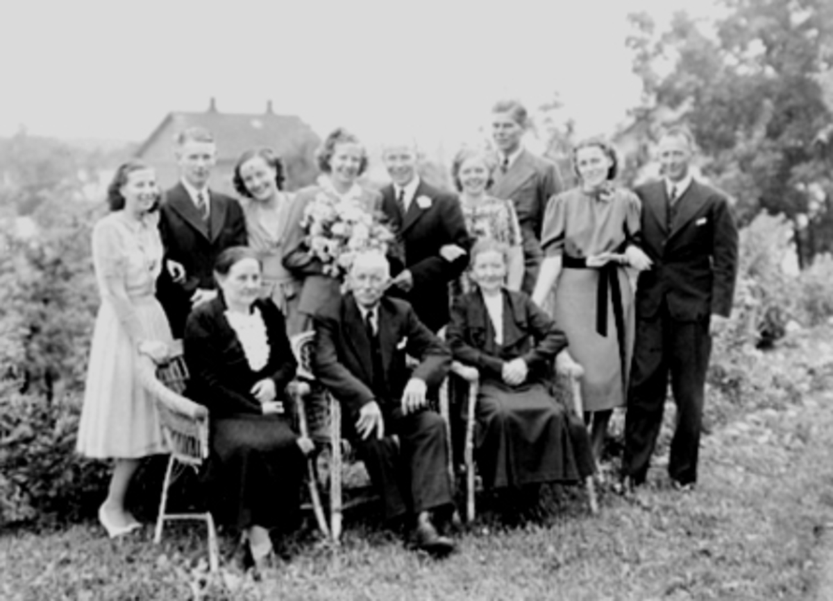 Anno Domkirkeodden, GRUPPE 12, BRYLLUP HOS FAMILIEN HARDER, SITTENDE FRA VENSTRE: VALBORG HARDER, KRISTIAN LIE, INGER AMALIE LIE, BAK FRA VENSTRE: LIV HARDER, LARS ELTON, ELSE HARDER, GERD LIE, OLE J. LIE, MINA FLAGSTAD, FRIDTJOF HARDER, LAURA LAGMANDSVEEN OG THORBJØRN LIE, BRISKEBYVEGEN 15
