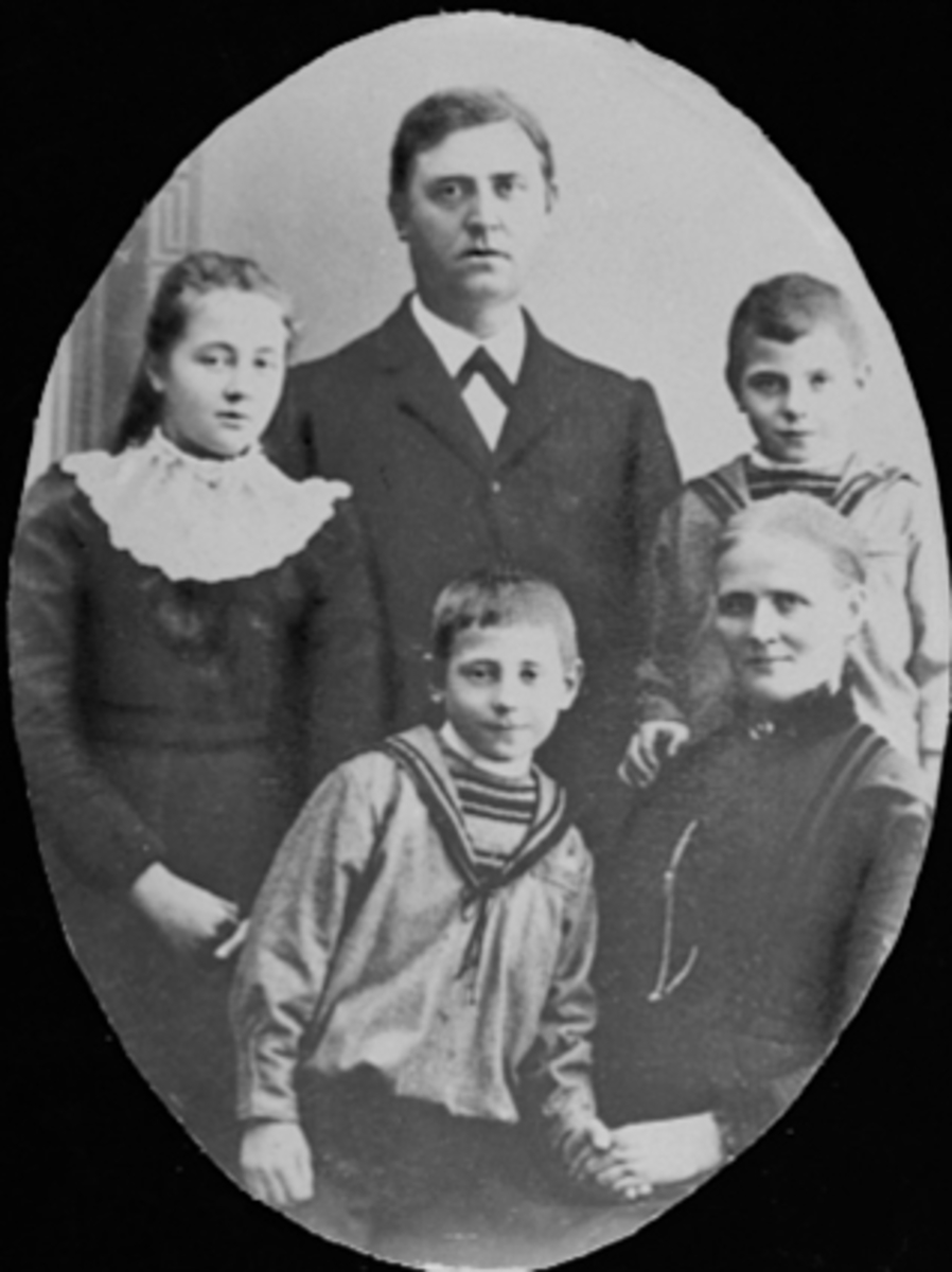 Anno Domkirkeodden, GRUPPE 5, FAMILIEN PEDERSEN, HAMAR PARK, BAK FRA VENSTRE: ELLEN GUNDA FØDT: 1887, ANDERS FØDT: 1862 PÅ TORSHOVEIE, VANG, FRIDTJOV PEDER FØDT: 1892, FORAN KRISTIAN ALBERT FØDT: 1890 OG KAREN ANDERSDATTER FØDT: 1853, PARKVOKTER