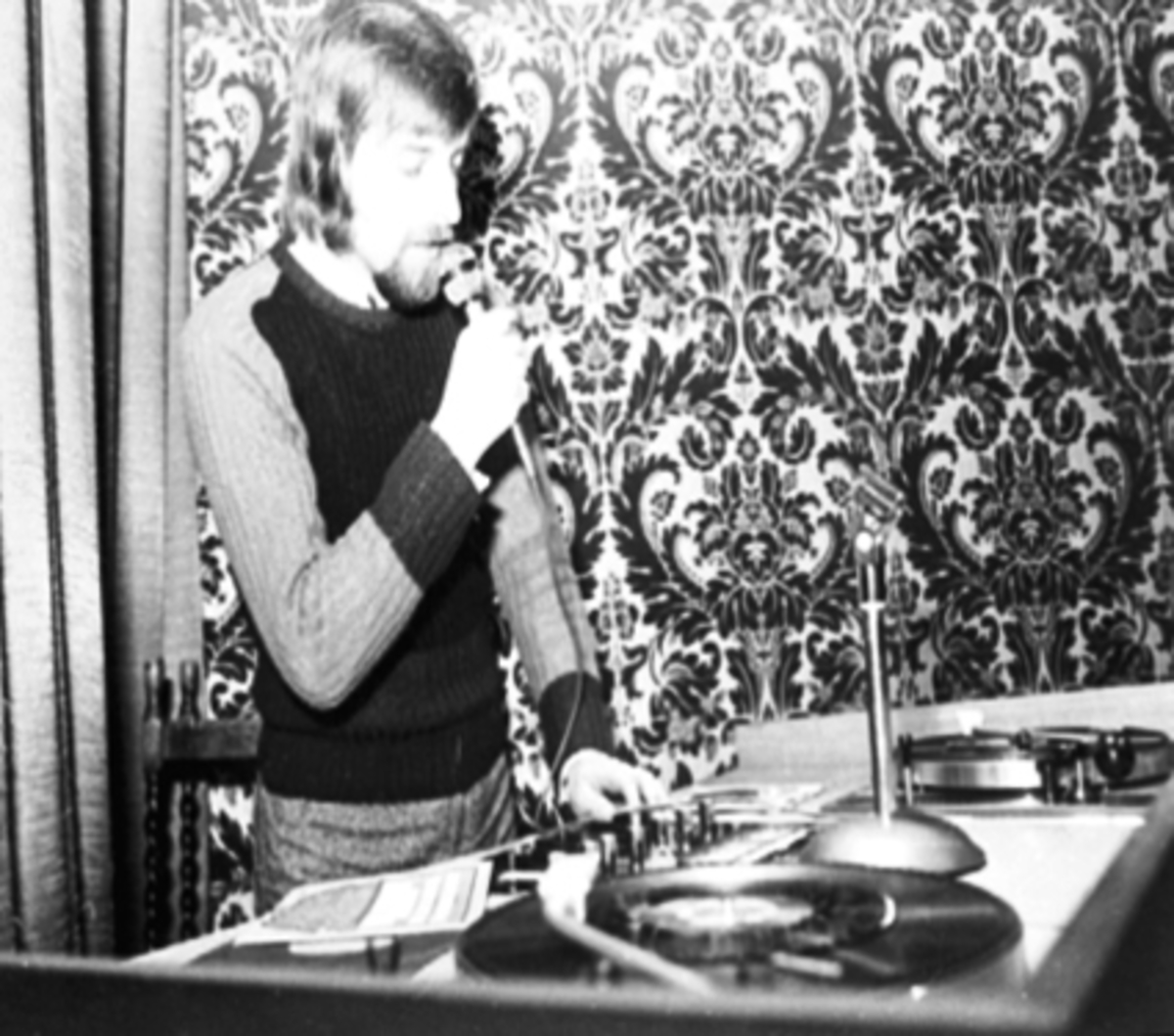 Anno Domkirkeodden, DISCJOCKEY: KNUT R. ARNESEN MED MIKROFON OG PLATESPILLER, HAMARS FØRSTE NATTKLUBB STARTET PÅ HOTELL ASTORIA I 1970.