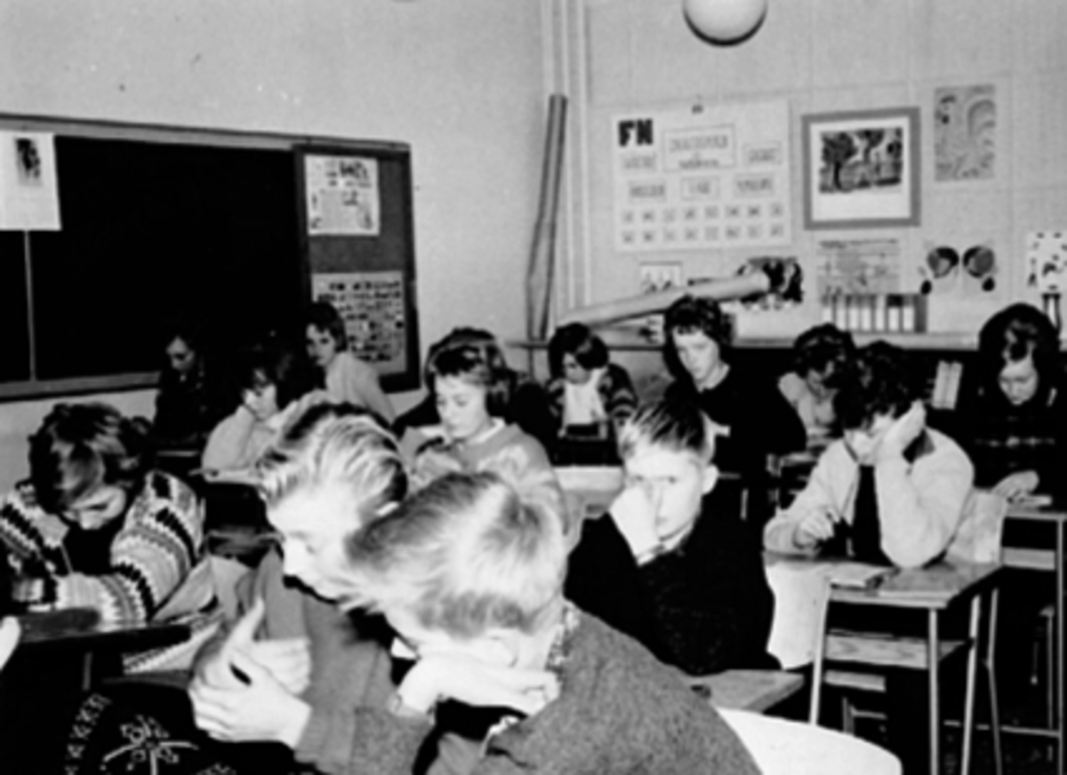 Anno Domkirkeodden, INTERIØR KLASSEROM FOR 8. KLASSE PÅ STORHAMAR SKOLE, MATTETIME, FREDRIK MONSENS GATE 52