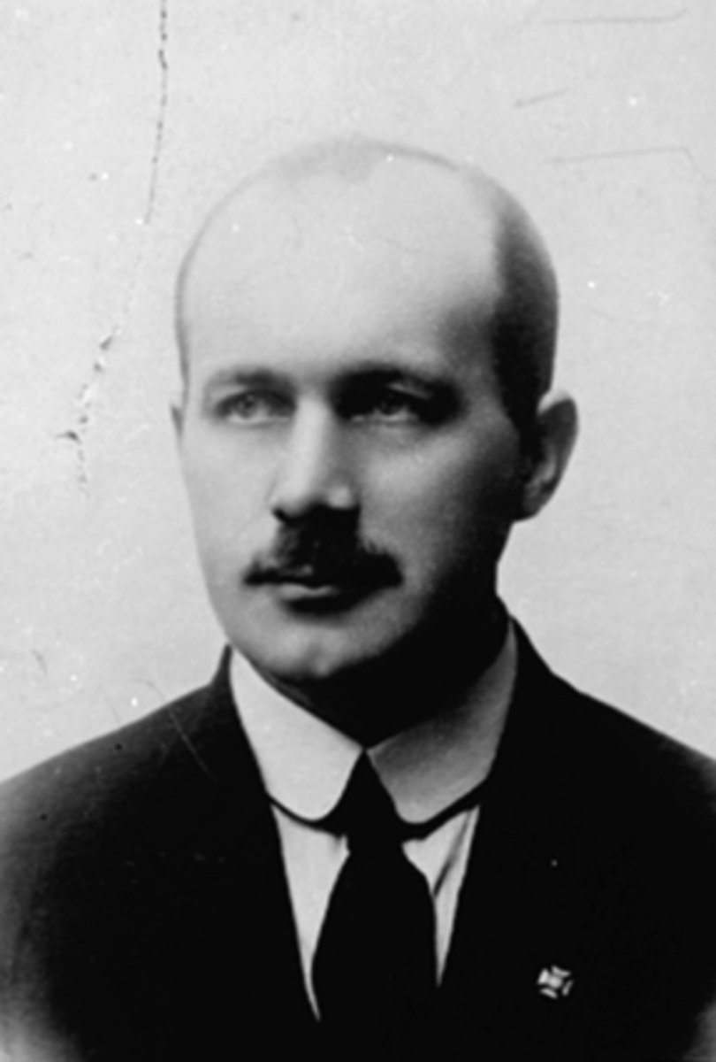 Anno Domkirkeodden, PORTRETT KJØPMANN SIGV. SØRENSEN, 14-10-1885 - 19-08-1966. FORMANN I HAMAR HANDELSSTANDS FORENING I 1924-25.