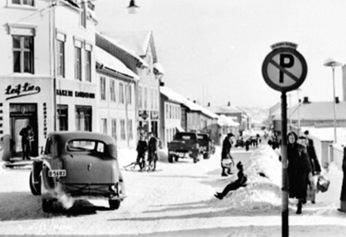 Anno Domkirkeodden, GRØNNEGATA 47, BAKER LEIF LIE, TRAFIKK MED FOLK OG BILER, VINTER, SNØPLOGKANTER