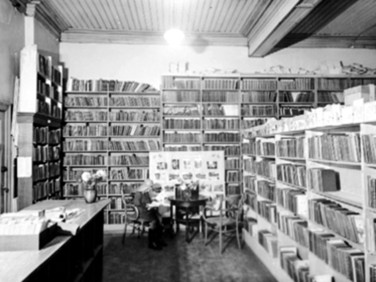 Anno Domkirkeodden, HAMAR FOLKEBIBLIOTEK, UTLÅNSAVDELINGEN, BOKUTLÅN, BOKHYLLER, BAREAVDELING, BLE FLYTTET HIT TIL HAMAR FOLKESKOLE, MIDTBYEN SKOLE ETTER BRANN I TORGGATA