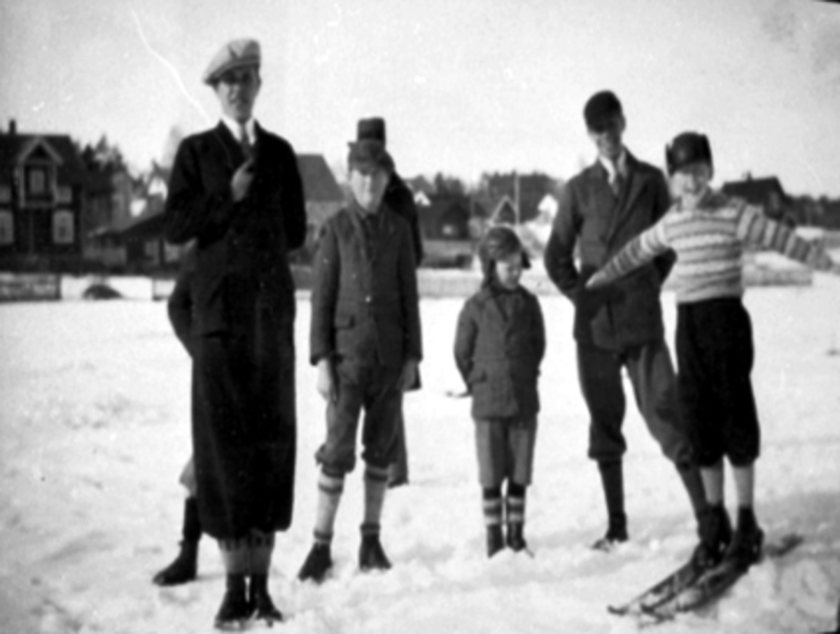 Anno Domkirkeodden, ANKERLØKKA, GRUPPE BARN PÅ SKI, VINTER
