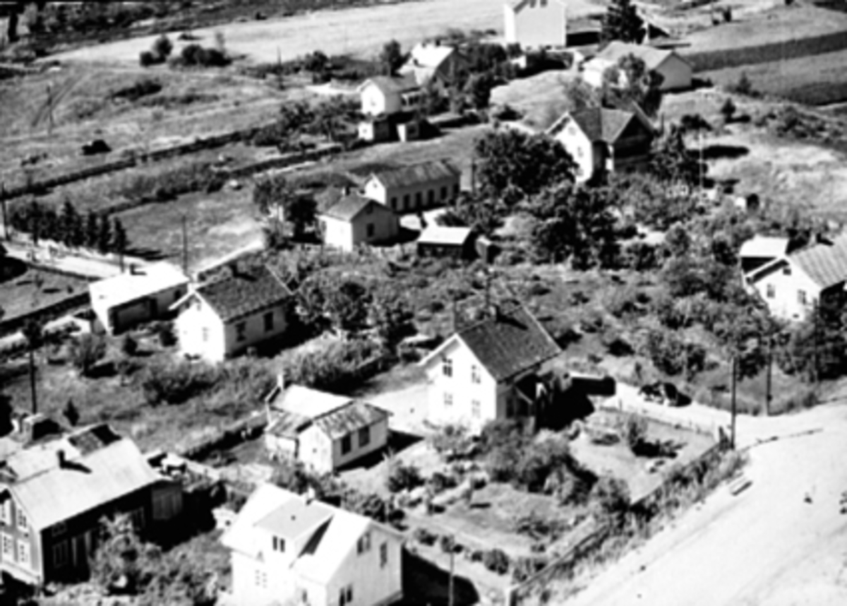 Anno Domkirkeodden, FLYFOTO AV BEBYGGELSE LANGS VOGNVEGEN - KORNSILOVEGEN 2 MIDT I BILDET